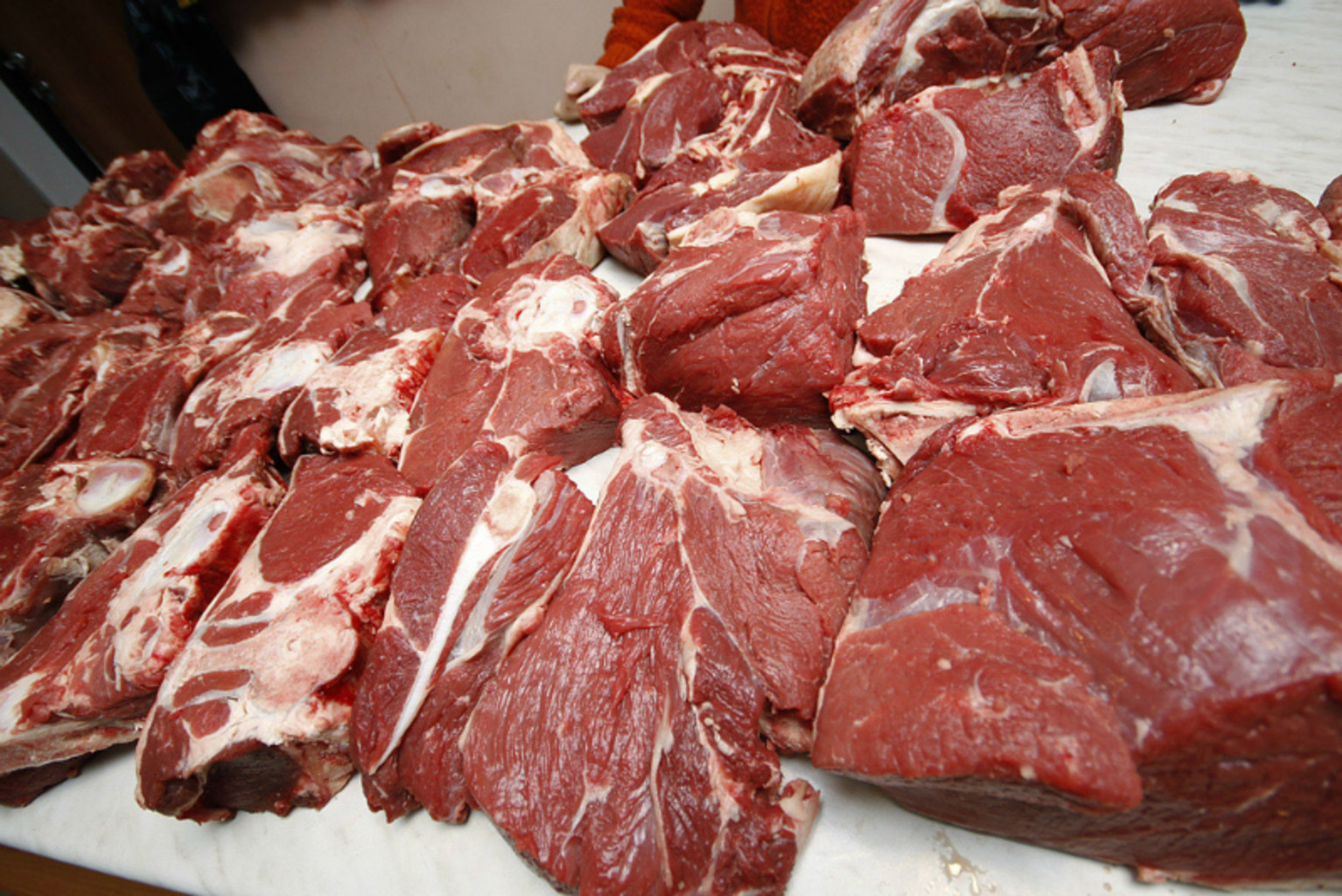 Купить мясо нея. Мясо говядина. Говяжье мясо. Свежее мясо говядина.