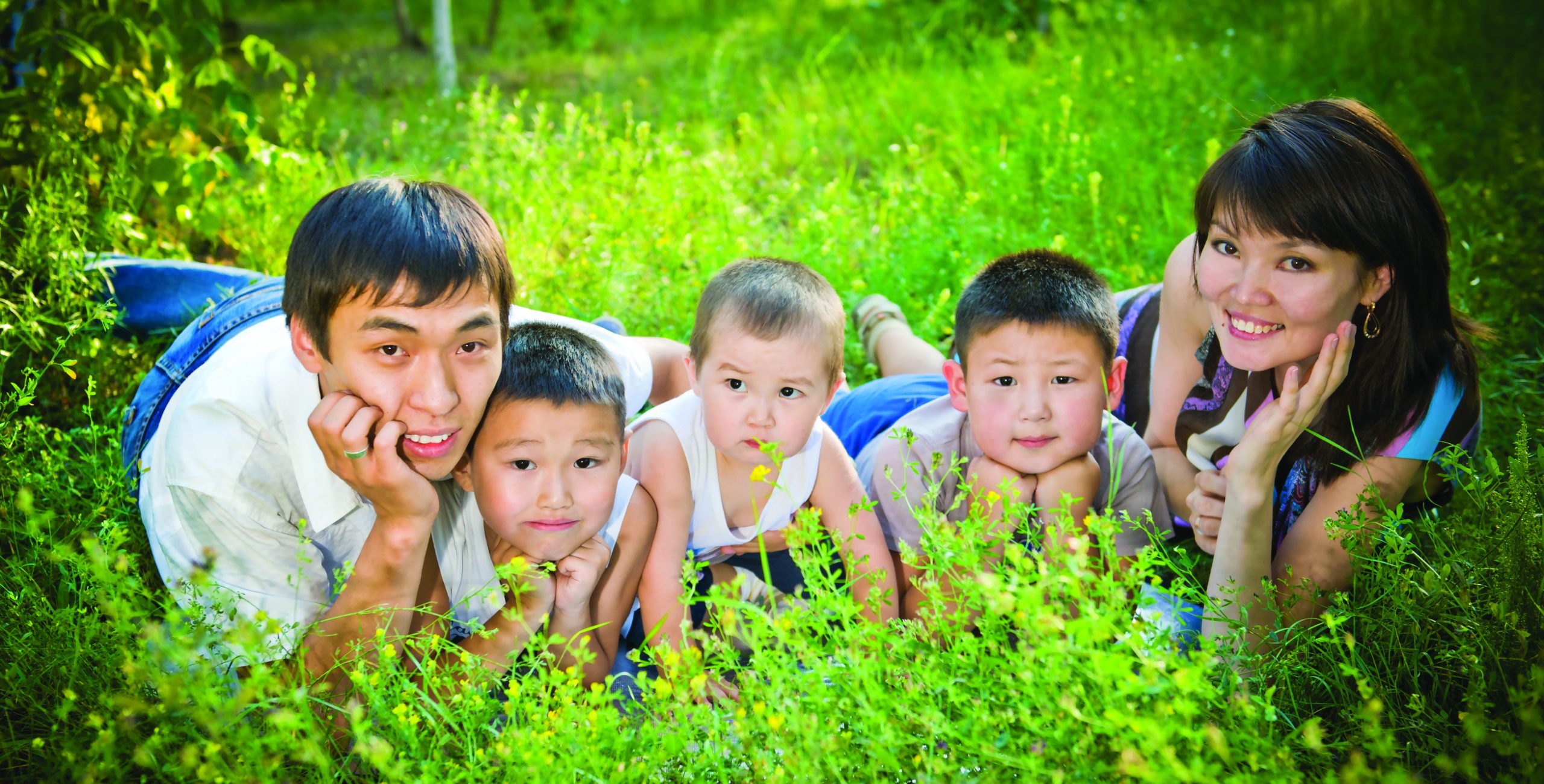 Картинка дети казахстана. Семья казахов. Счастливая казахская семья. Семей Казахстан. Казахская семья с ребенком.