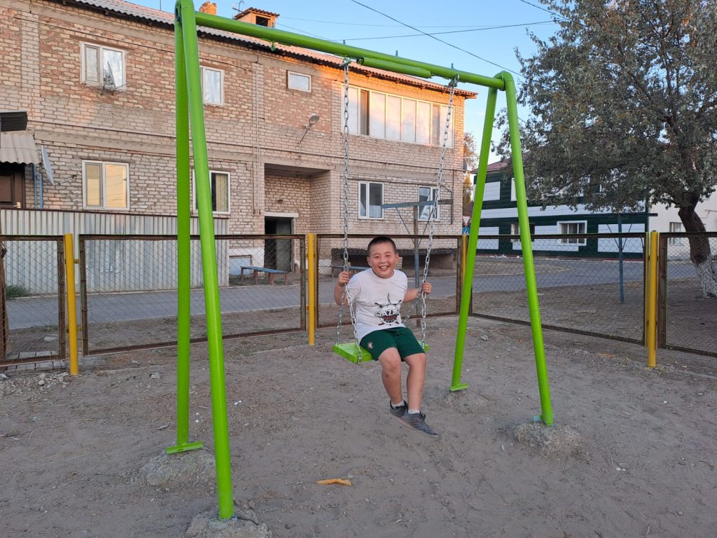 Партия белсендісі ойын алаңын жөндеуден өткізді