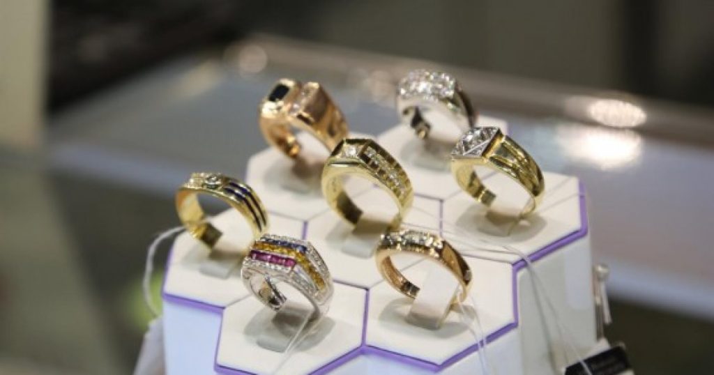 можно ли сдать украшения в ломбард