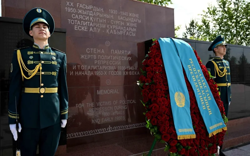 Президент «АЛЖИР» саяси қуғын-сүргін және тоталитаризм құрбандарының мемориалды-мұражай кешеніне барды