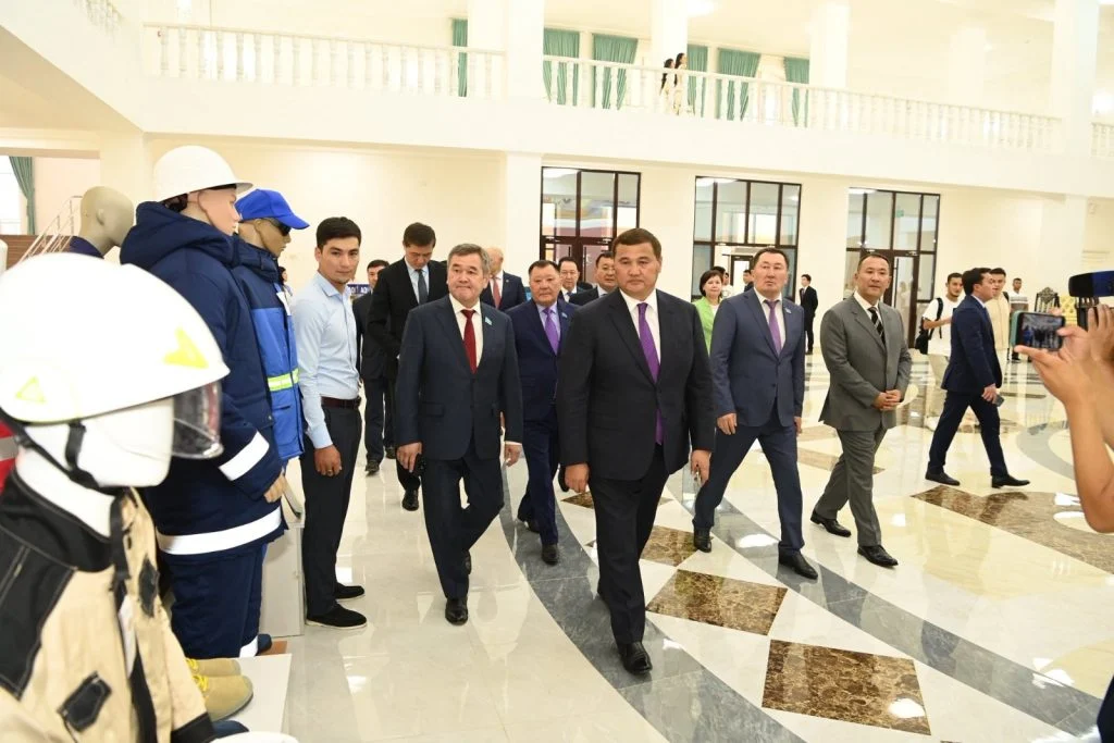 Құрыш қолды құрылысшылар құрмет төрінде
