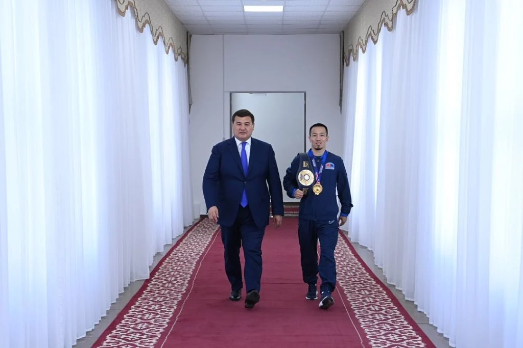 Қызылорда облысының әкімі Әлем чемпионы мен бапкеріне пәтер және көлік кілттерін табыс етті