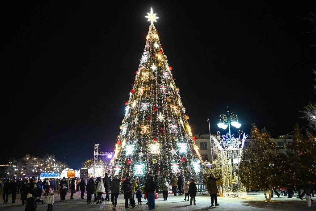 Жаңажылдық шырша шамы жағылды