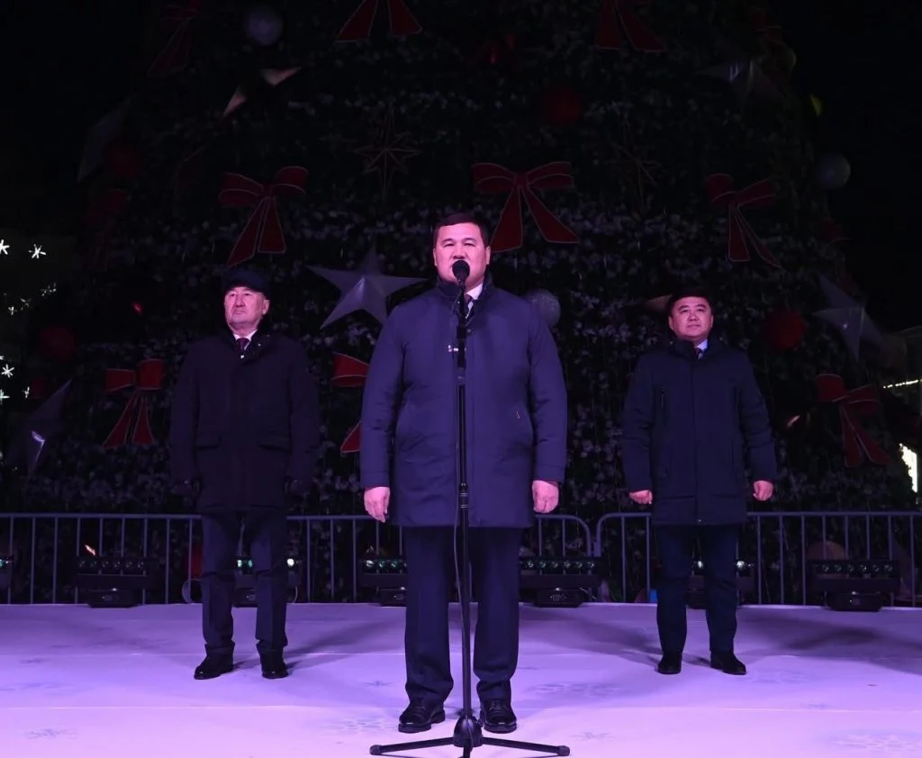 Жаңажылдық шырша шамы жағылды