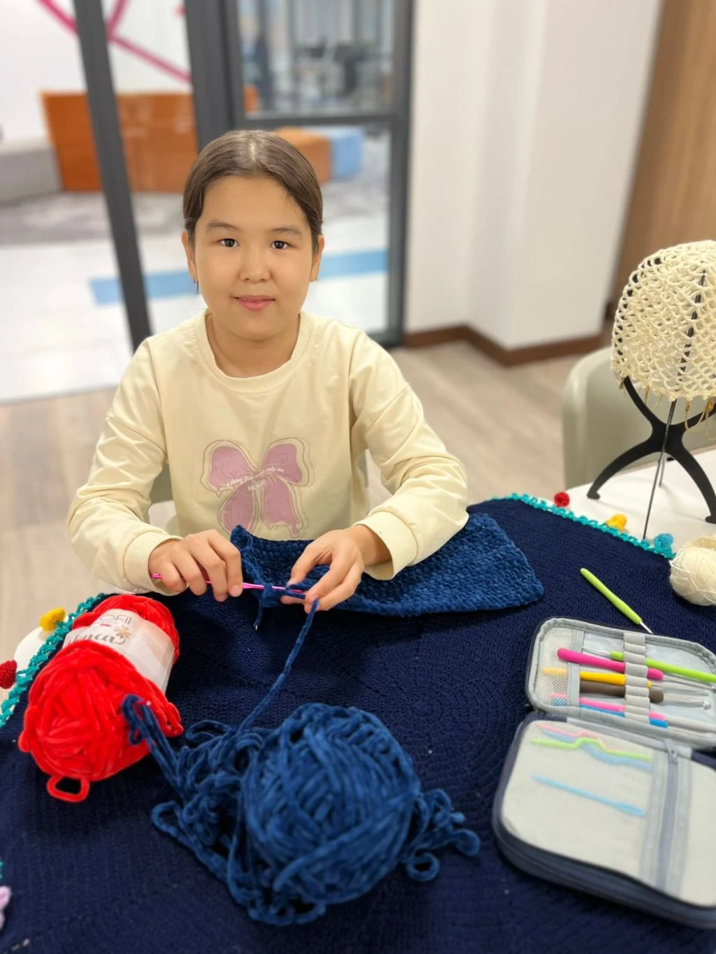 Көзін жұмып тоқитын жас шебер