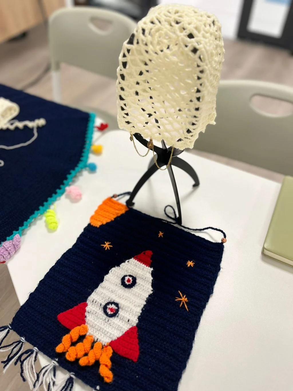 Көзін жұмып тоқитын жас шебер