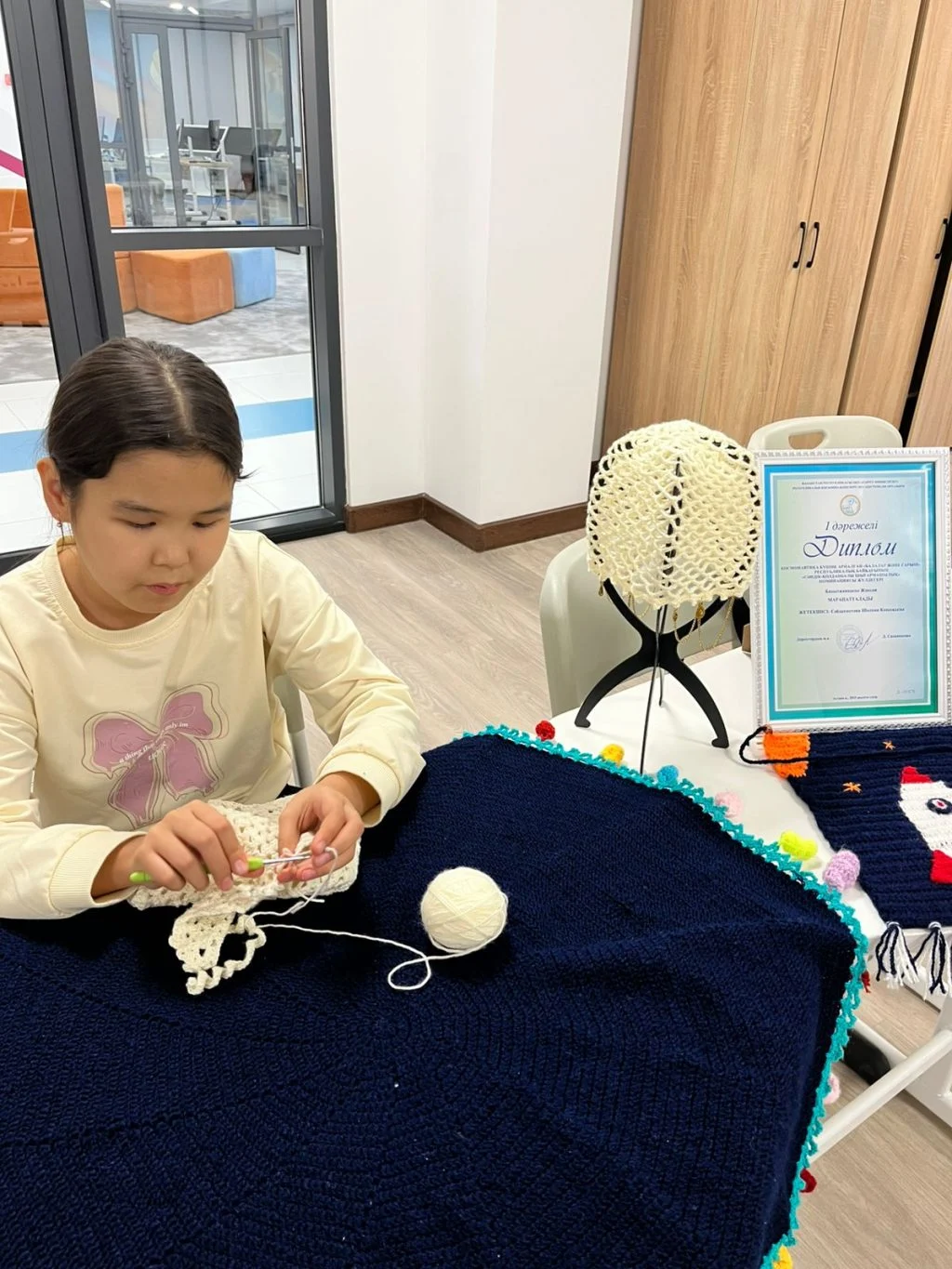 Көзін жұмып тоқитын жас шебер