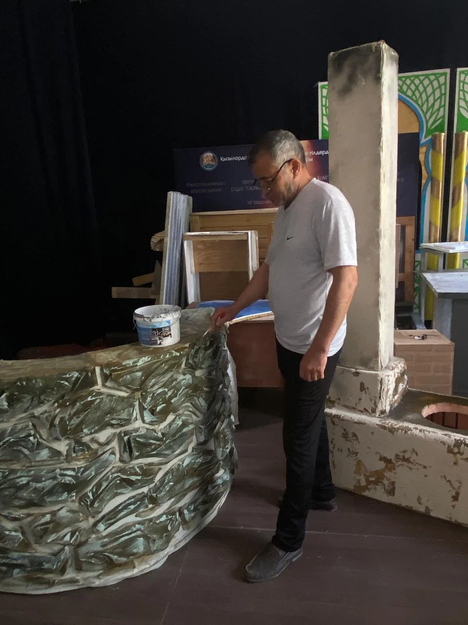 Сахна сыртындағы сиқыр