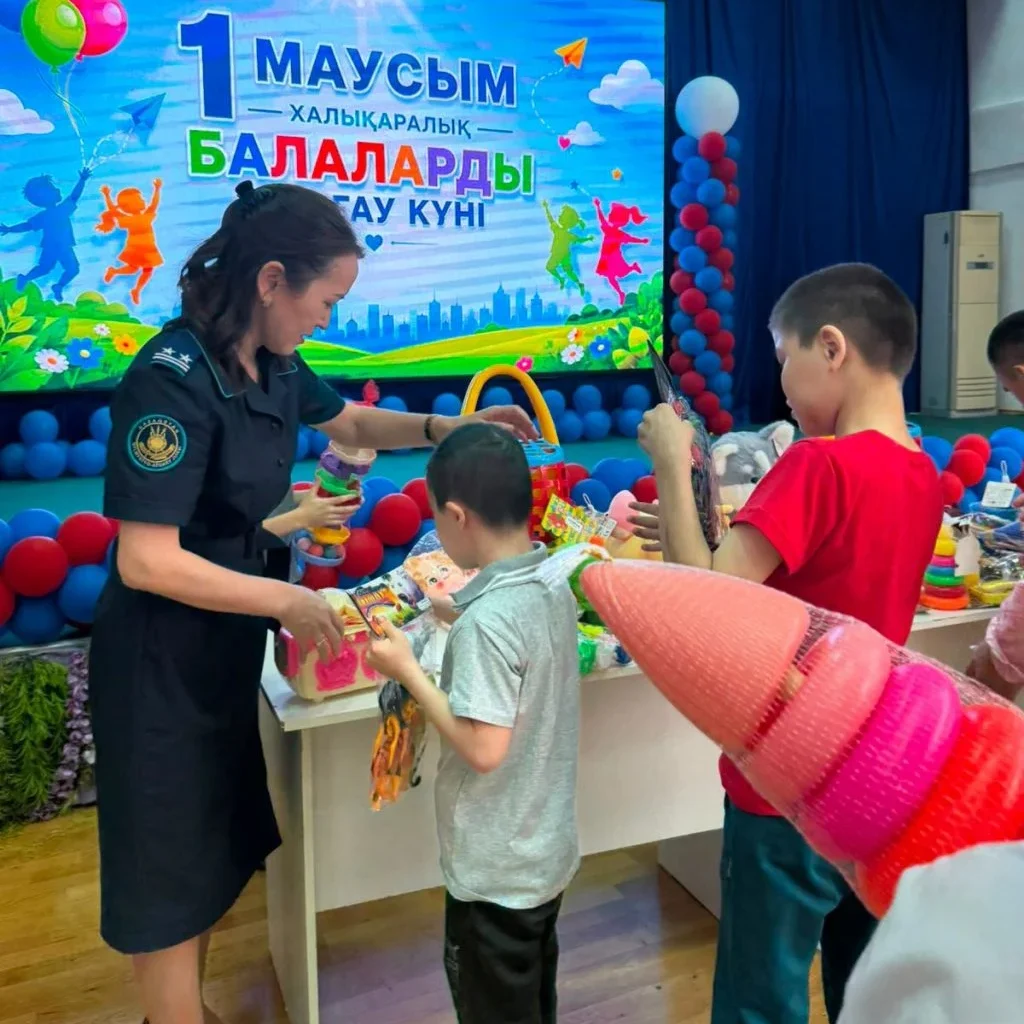 ҚАЖ қызметкерлері балаларға мерекелік көңіл-күй сыйлады